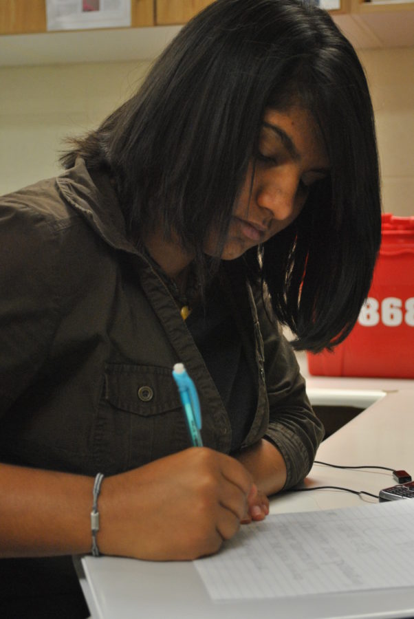 TEACH TEACHERS: Aghilah Nadaraj, Students for Education vice president and senior, prepares a list of topics to cover during a future club meeting. Nadaraj said the next club meeting will focus on training new individuals to become tutors. HENRY ZHU / PHOTO 