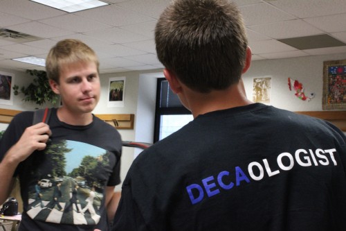 DECA members and seniors Brad Kremer (left) and Elliot Browning (right) discuss their plans for DECA this year. Any DECA member will be eligible to vote for officers. PHOTO / SARAH YUN