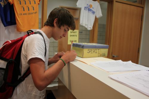 Sophomore William Billy Nasser submits a suggestion for a Homecoming spirit day. Sophomores will be participating in Homecoming spirit days as well as the new Homecoming t-shirt sale, the event that will replace the traditional Homecoming 5K. JULIE XU/ PHOTO