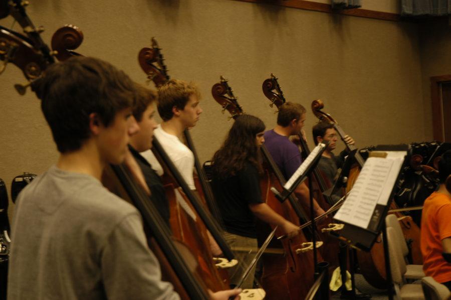 Robert Goodlett, ISO assistant principal bassist, plays with Symphony Orchestra bassists. ISO members went to the Symphony Orchestra rehearsal on Sept. 27.