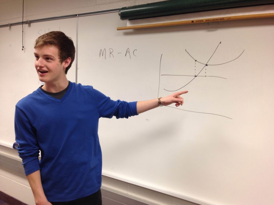 Joe Philleo, member of the Adam Smith 1 team and sophomore, explains an economic model during AP microeconomics class. Philleo and the rest of his team members will compete in the regional competition on April 14. CLAUDIA HUANG / PHOTO