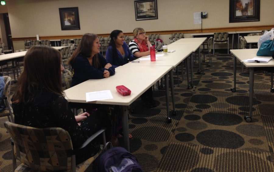 LifeLines members meet in the morning to discuss upcoming events, such as Red Ribbon Week. Sponsor Rebekah Overbey said the purpose of Red Ribbon Week is remind students to make good choices. CYNTHIA WU / PHOTO