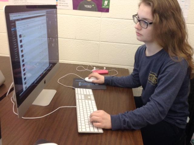 Liz Hynes, student teacher of Kids’ Corner and senior, looks at Pinnacle’s website in order to make a photo gallery. Hynes said she has had a fantastic experience in Kids’ Corner. CYNTHIA YUE / PHOTO