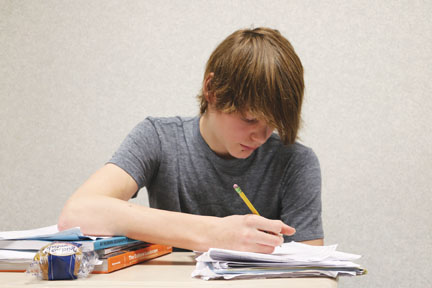 FAMILY MATTERS:
Sophomore Ryan Cole works on his homework during SRT. To Cole, having an extended Thanksgiving break will be helpful in allowing more time for him to be with his family.
SARA YUNG // PHOTO