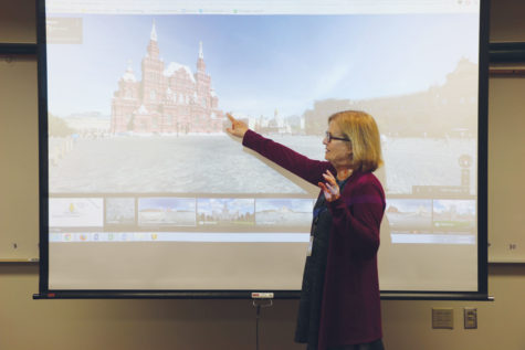 THE REAL DEAL:
Tracy Hadden, AP European History teacher and social studies department chairperson, takes her students on a virtual tour of Moscow. According to Hadden, virtual reality allows for more in-depth lessons.
SHREERAM THIRUNA-VUKKARASU // PHOTO