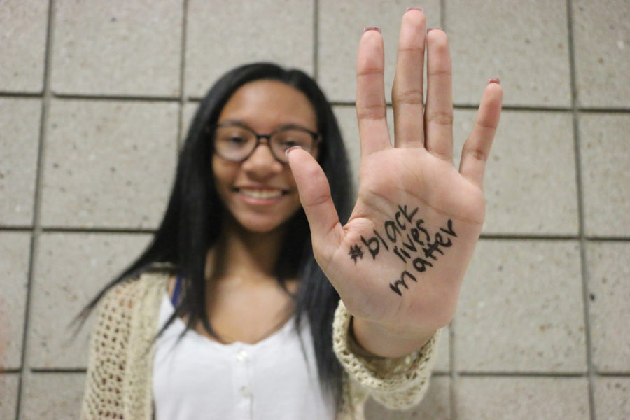 MILLENIAL POWER:
Blair Scott, Black Student Union member and sophomore, shows her support for the #BlackLivesMatter movement. Scott has been a member of Black Student Union for two years. 
CAROLYN  ZHANG | PHOTO