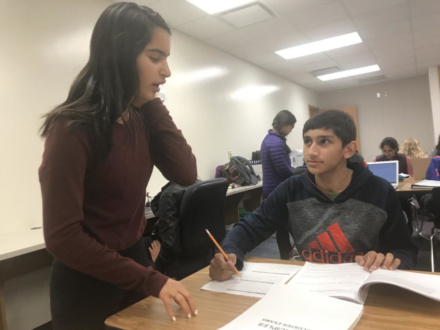Sophomore Nimish Bhat helps out a DECA member during a roleplay practice session in SRT. Students in role plays come in to practice in front of role play heads like me, Bhat said. We tell them what they did well on  and what they can improve on. 