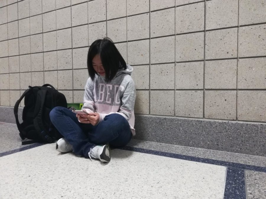 Sophomore Eliana Jin looks at her phone to read the email Melinda Stephan, college and careers programming and resources coordinator, sent out about the upcoming Business Majors and Careers Fair. According to Stephan, the fair will be on Nov. 19 in the Freshman Center cafeteria from 6:30 to 8 p.m.