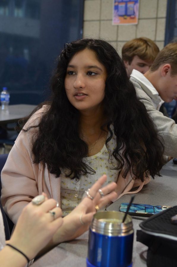 FASTING WITH FRIENDS: Senior Rida Jawad talks with her friend during lunch on April 19. Jawad, a practicing Muslim, is fasting for Ramadan, the ninth month of the Islamic calendar. In 2022, Ramadan began on April 2 and will end on May 2. 