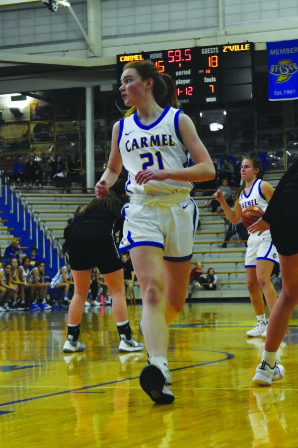 Jamie Elliott, varsity basketball player and sophomore, looks to her right during a game. Elliott said she considers the relationship between coaches and athletes to be important, with the coaches caring about the team’s success and athletes trusting them because of it. Elliott added that everyone on a team should be held accountable for their performance and blame should not fall on coaches.
