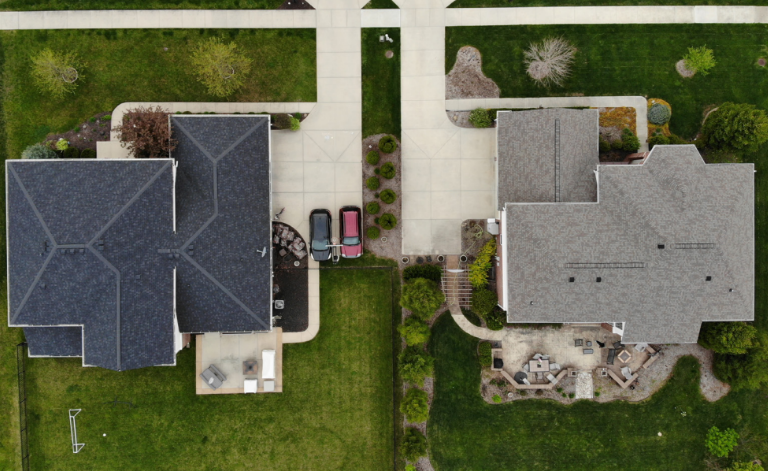 In this
drone photo,
suburban
houses are
spread out
with lots
of space in
between.
This pattern
has resulted
in a rapid
expansion of
suburbs into
rural land.