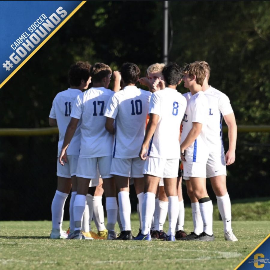 The men’s soccer team huddles during the away game against Brebeuf Jesuit on August 30th. Senior Braeden Thompson scored off an assist from senior David Dilling, with them winning 1-0. Photo: Will Simmonds @carmelmenssoccer
