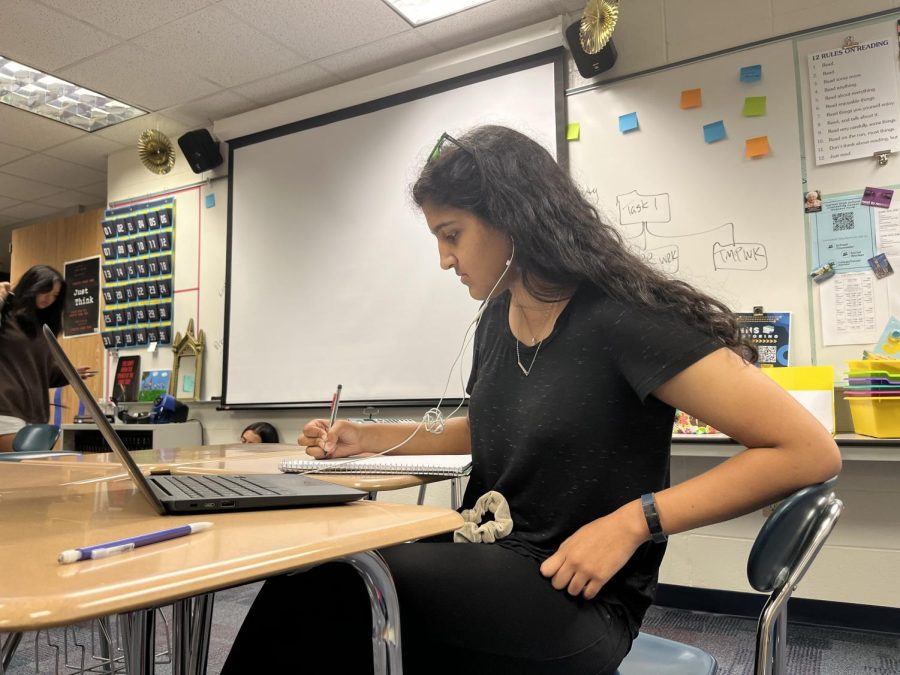 Sophomore+Salima+Sher+journals+in+her+notebook+on+September+19%2C+2022%2C+at+CHS.+Sher+said+journaling+is+something+that+she+found+helpful+occasionally+in+destressing.
