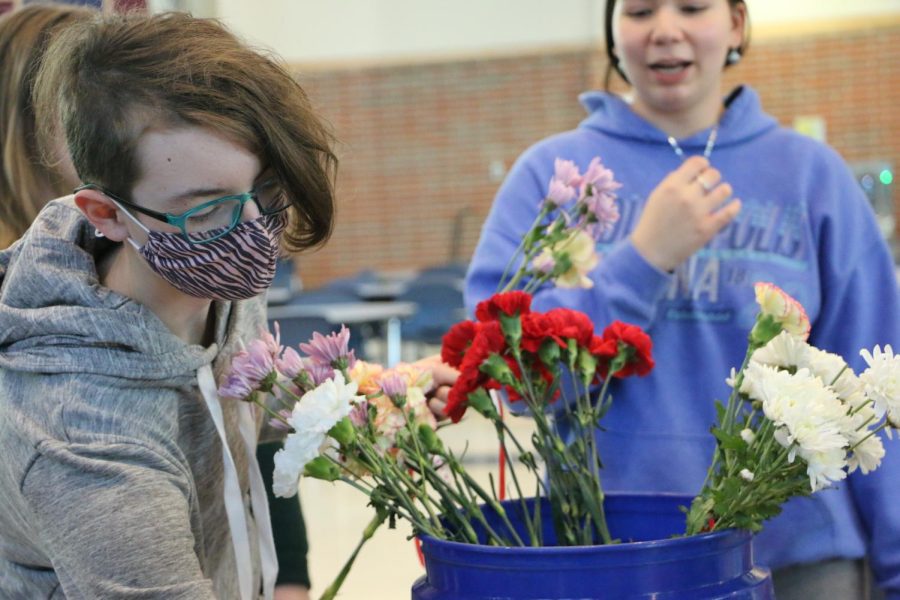 SPREAD LOVE: Sprinkle of Joy meets on Feb. 15 for their Valentines Day-themed meeting. Club members packaged baked goods and flowers for loved ones. Junior Naomi Fields said, I think Sprinkle of Joy is a really cool and fun way to give back to the community.