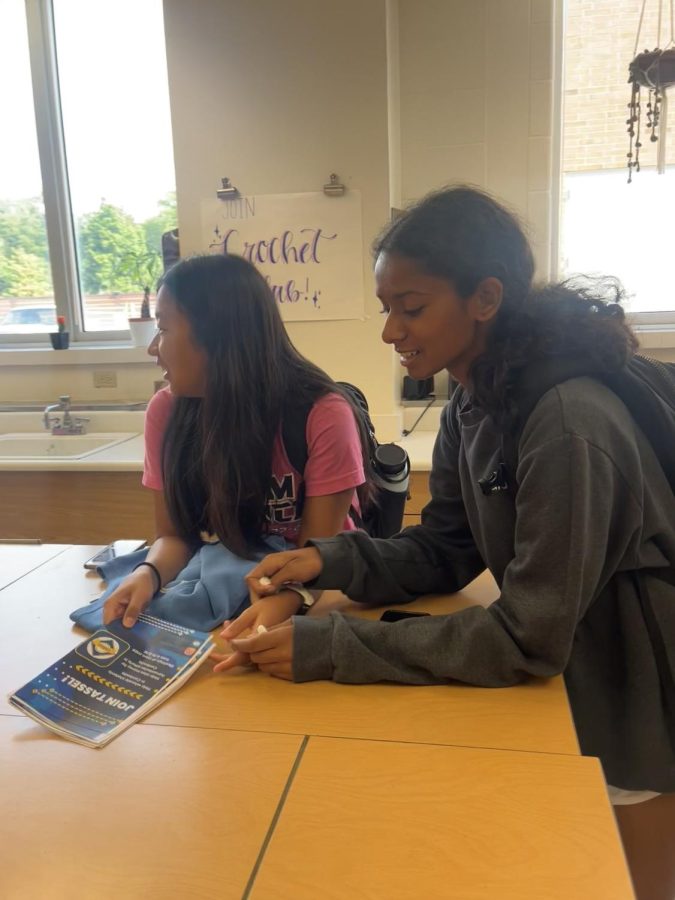 GKOM Council members Brooke Ye (left) and Gauri Srinath (right) discuss GKOM session plans during SSRT. Ye said, “I’ve been enjoying planning the sessions and look forward to helping freshmen feel more supported throughout the school year.”