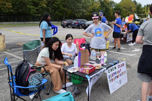 Jodie Yoshitomi (left), Jennifer Hu (middle), Allison Shen (right) make elephant toothpaste for the Chemistry Club booth during the Homecoming pep rally on Sept. 22. Hu said, “Chemistry Club is a really fun club, we do lots of experiments and its a great experience.”  