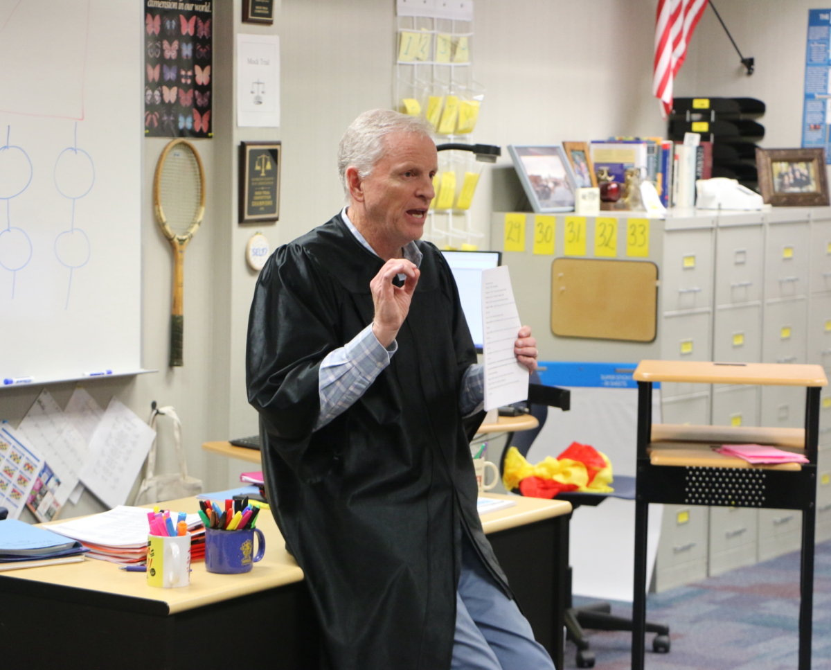 Mock Trial sponsor Robert Browning talks to Mock Trial members in club room F102 about creating teams. The meeting on Oct. 17 covered practice case contents and cooperation.
