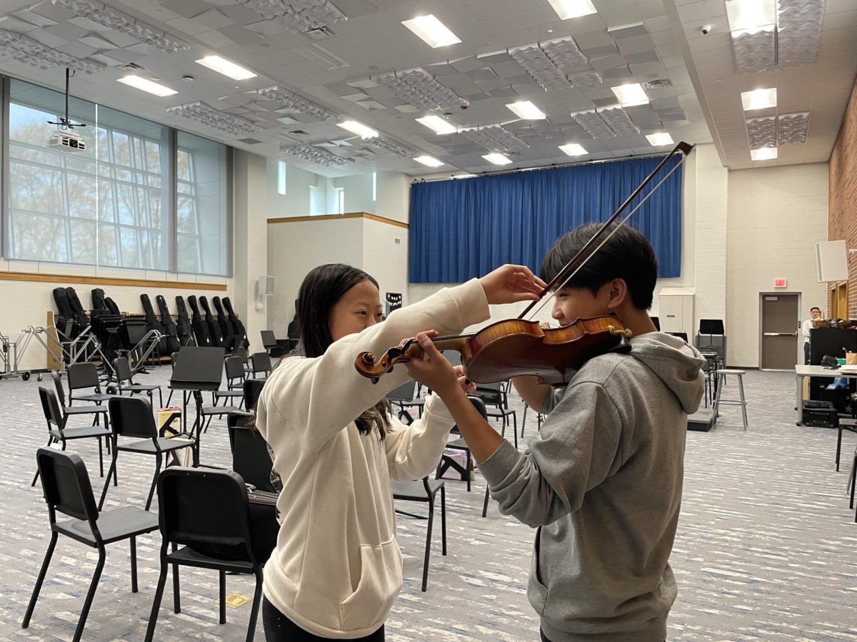 Students in Festival Orchestra help each other rehearse during SSRT. Festival Orchestra will travel to Ball State on Nov. 4 for a performance and workshop.