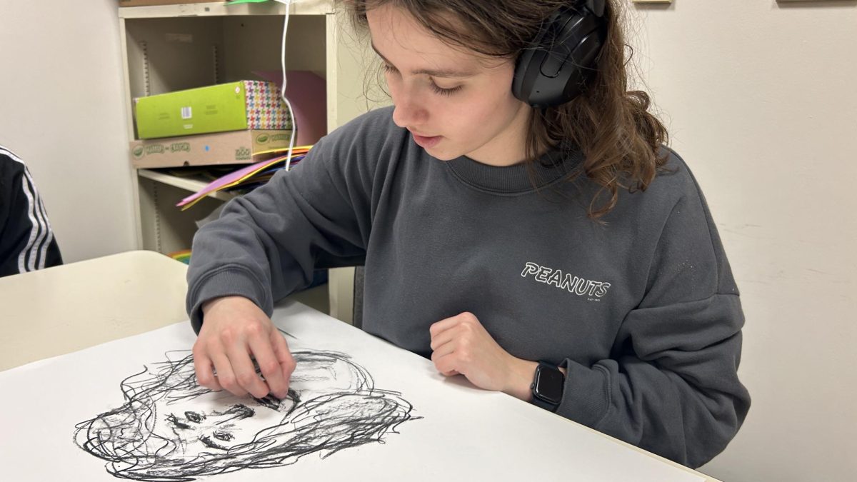 Ella McElroy, a member of the club and senior, draws with charcoal during the first Artist’s Association meeting held on Jan. 23 of the 2024 school year. “This is probably the best activity we’ve done so far and I really love freehanding drawings with no pressure or judgment around here,” McElroy said.
