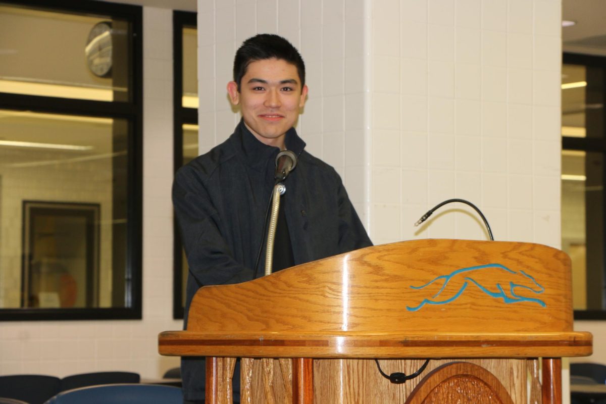 Senior Nicolas Torre-Teramoto gives a speech in Japanese to welcome students from Japan in the Main Cafeteria. Torre-Teramoto participated in the Japanese foreign exchange program over the summer.