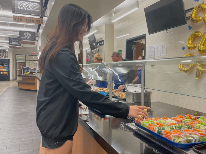 Sophomore Jasmine Choi picks food to buy in the Main Cafeteria. Choi bought lunch regularly throughout the year. 