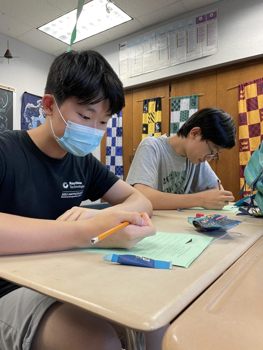 Sophomore Edward Chen solves problems for the USAMTS competition. “I have not competed in this competition in the past because I took the AMC instead. These are some pretty good proof problems,” he said. Chen worked with friends to solve math problems. 