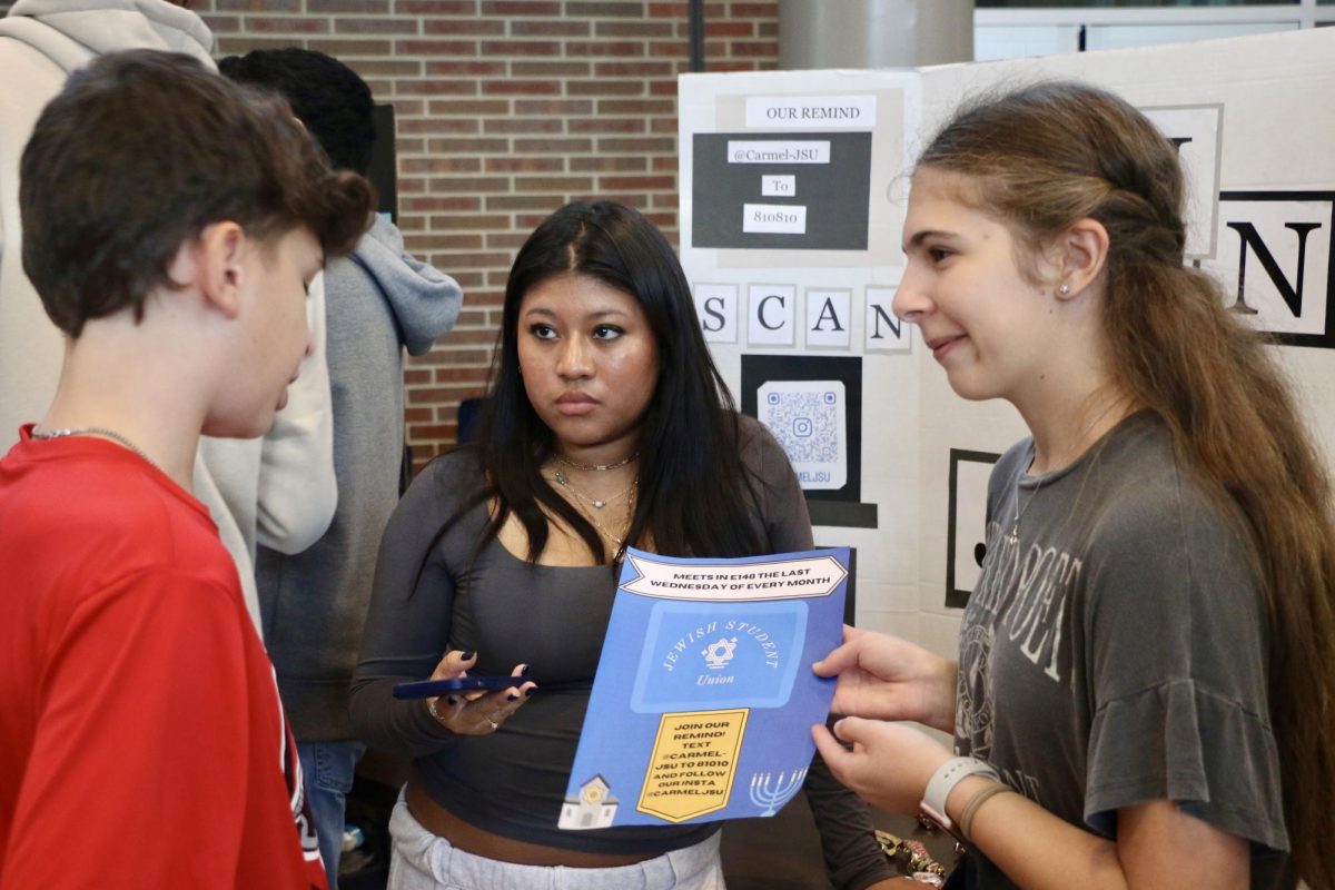 Students learn about new clubs at the Freshman Club Fair on August 22nd. Sophomore Rajeev Singh said the activities fair was a great way to connect with students and get them to join various clubs. 