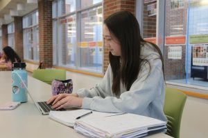 Senior Rachel Engbrecht studies for AP Calculus AB in this school’s media center. Engbrecht said she enjoyed the liberties students were afforded during optional P&I time, and she said she
prefers studying outside of school.