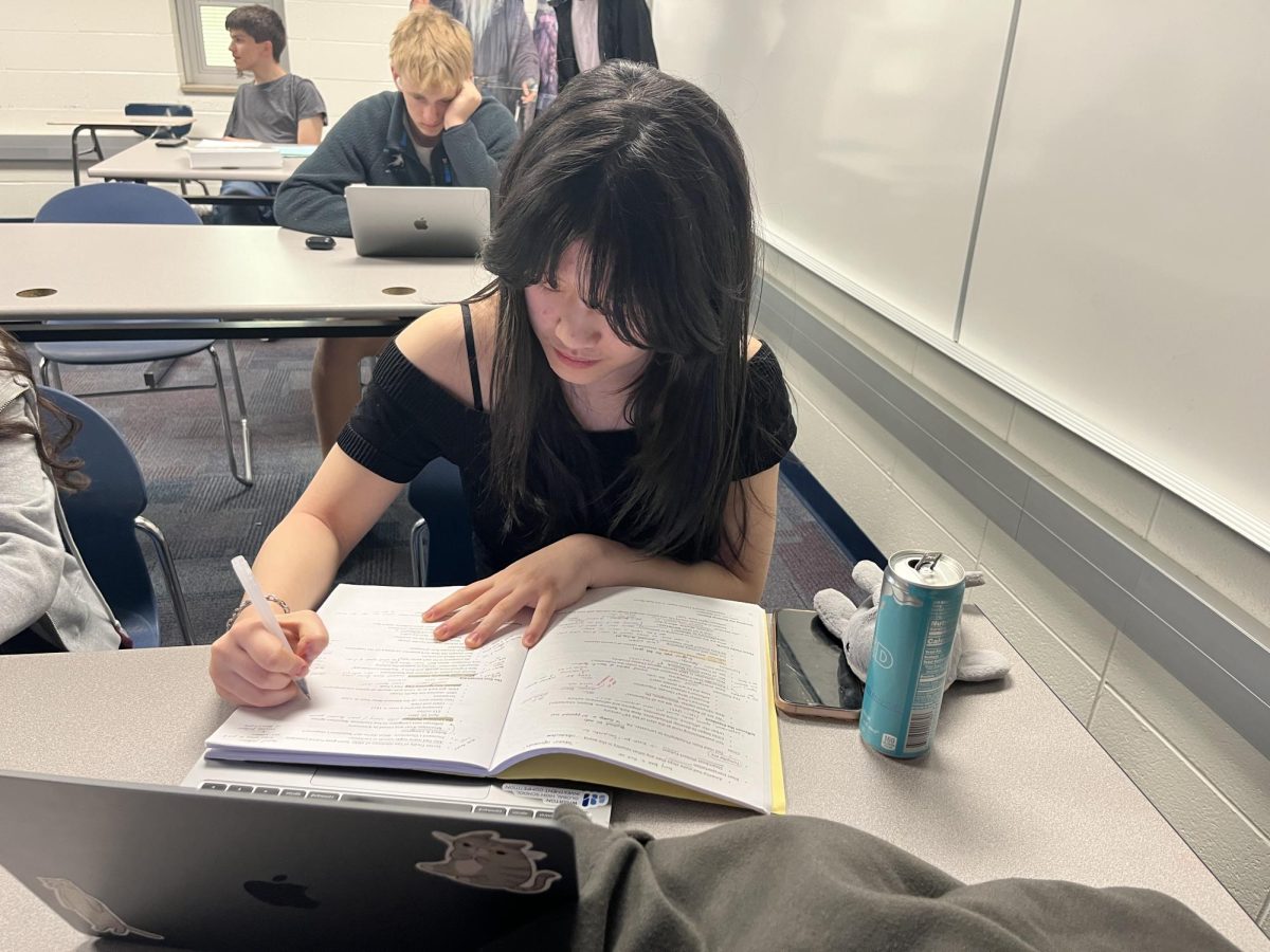 Junior Chelsea Meng studies during SSRT on April 21. According to Meng, the resources provided by the College and Career Counseling department have been helpful. 